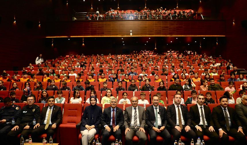 Vali Cahit Çelik Bor’da Öğrencilerle Sinema Etkinliğinde Buluştu