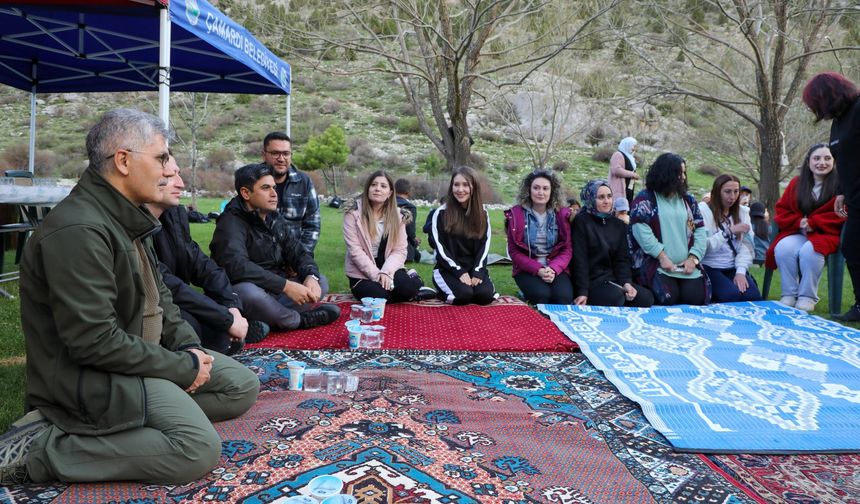 Vali Çelik öğrencilere kamp yaptı