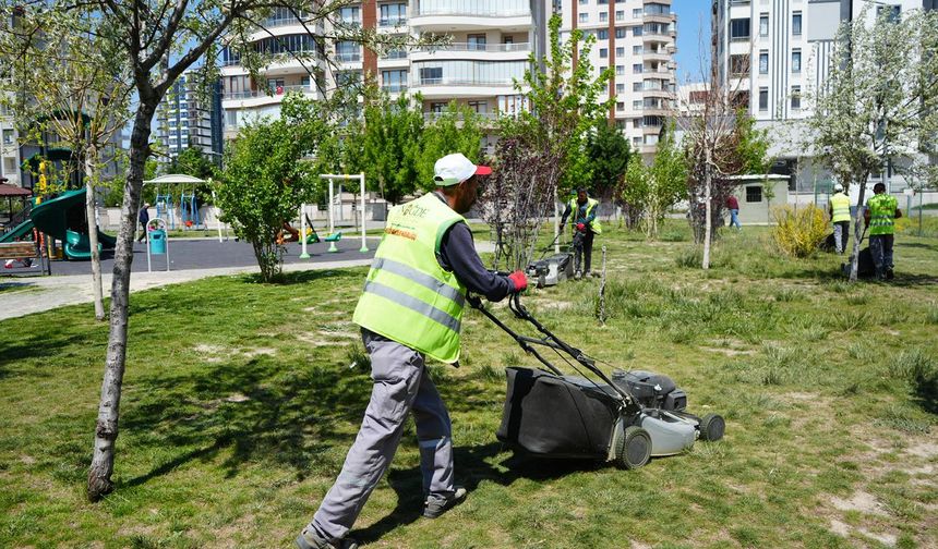 Yazın Gelişiyle Niğde’de Park ve Bahçelerde Yoğun Mesai Başladı