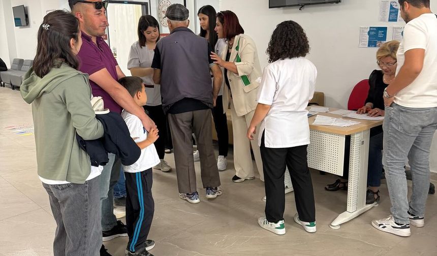 Sağlık çalışanları vatandaşları sağlıklı yaşam konusunda bilgilendiriyor