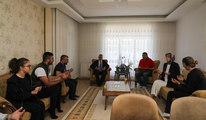 Vali Çelik ve Eşinden Ecem Gökkaya Ailesine Taziye Ziyareti