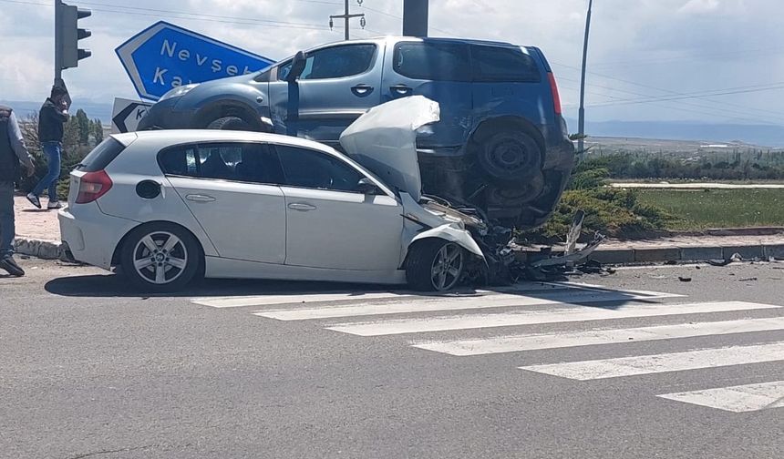 TOKİ Kavşağında Kaza, Araç Diğerinin Üzerine Çıktı
