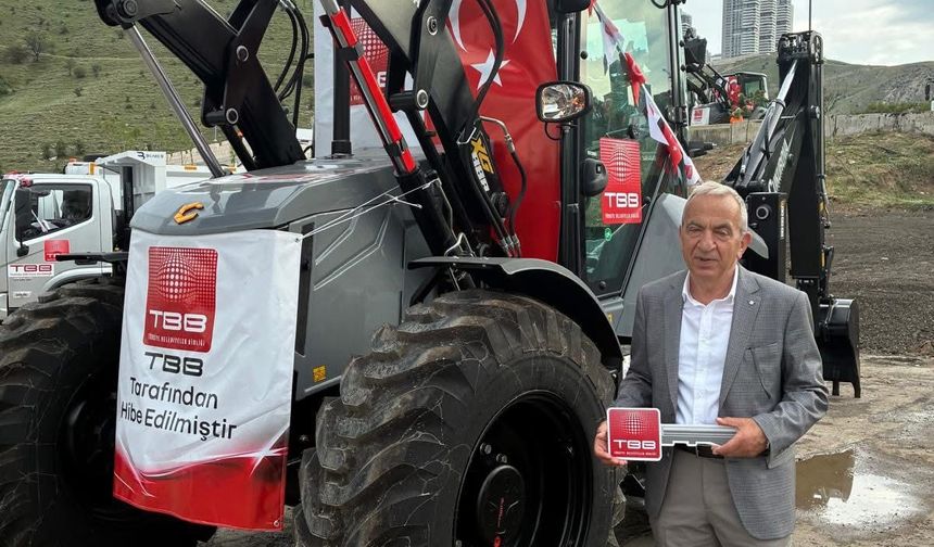 Türkiye Belediyeler Birliği Niğde'nin 4 Belde Belediyesine Kepçe Hibe Etti