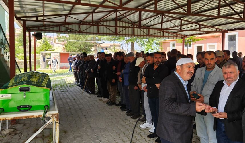 Gazeteci Gökhan Özbek Hayatını Kaybetti, Niğde'deki Köyünde Toprağa verildi