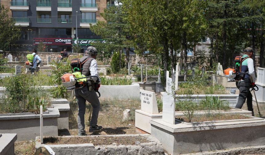 Mezarlıklar Bayram Ziyaretlerine Hazırlanıyor
