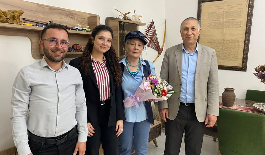Bor Kütüphane Çalışanları Yazar Demiray'ı Evinde Tebrik Etti