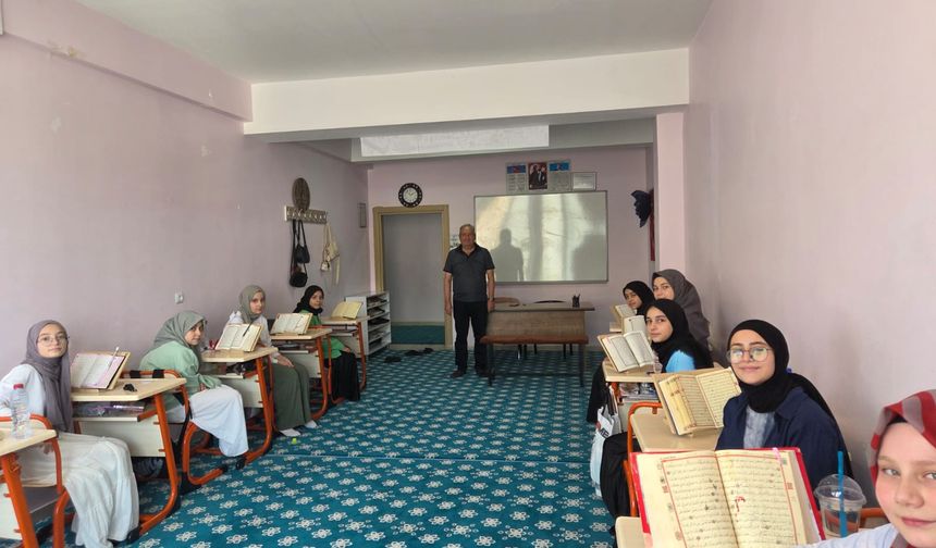 Niğde Halk Eğitimi Merkezi Müdürü Hafızlık Hazırlık Kursunu Ziyaret Etti