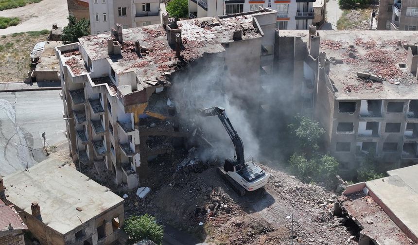 Kale ve Çevresi Yenileme Projesinde Yıkımlar Sürüyor
