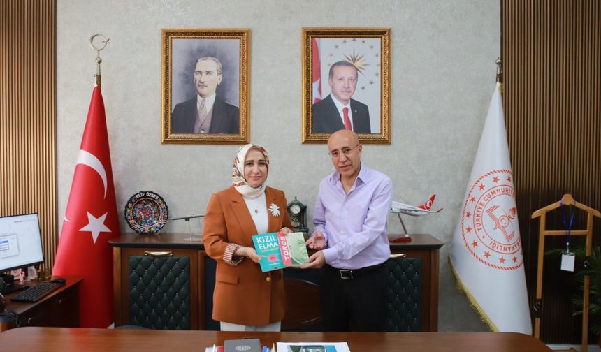 Yazar Öğretmen Gazi Karabulut MEM İl Müdürü Elif Özbek’e Kitaplarını Takdim Etti