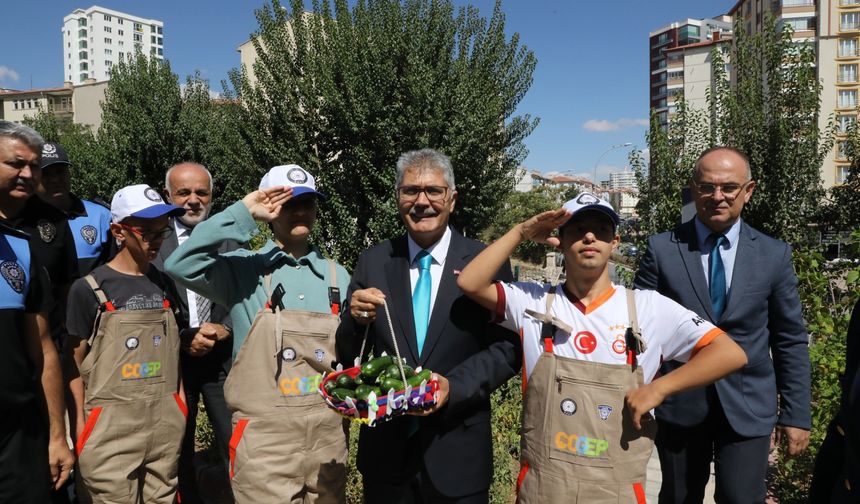 Vali Çelik, Özel Eğitim Öğrencileriyle Hasat Sevincini Paylaştı