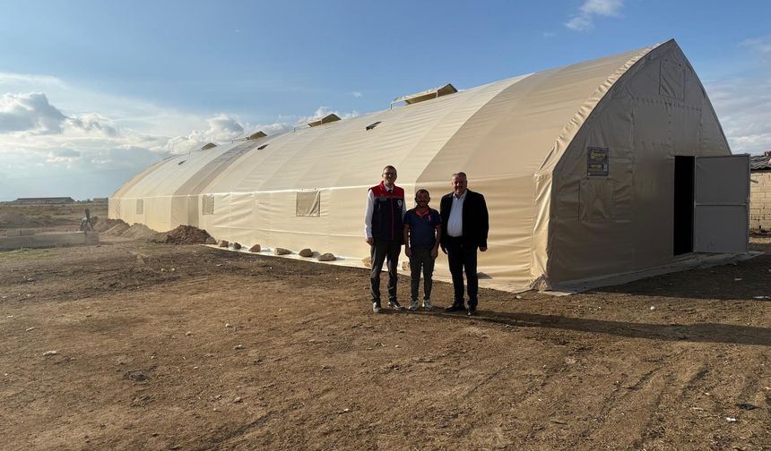 Kemerhisar’da Ahırı Yanan Yetiştiriciye Destek Eli Uzatıldı