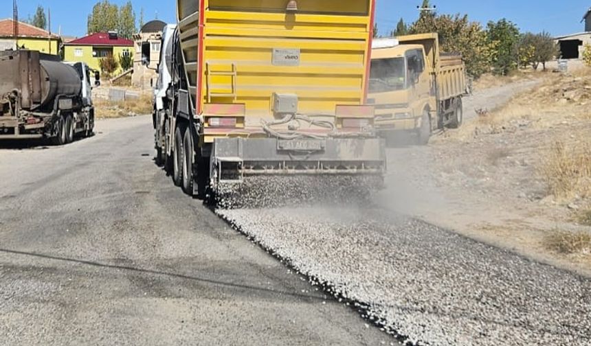 Niğde Çiftlik’te Sathi Asfalt Çalışmaları Devam Ediyor