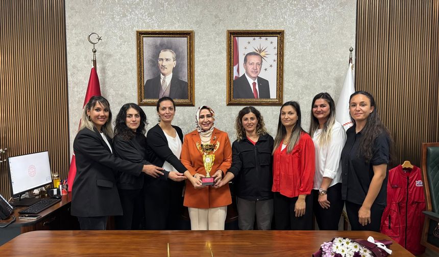 İl Müdürü Özbek, Şampiyon Kadın Voleybol Takımını Ağırladı