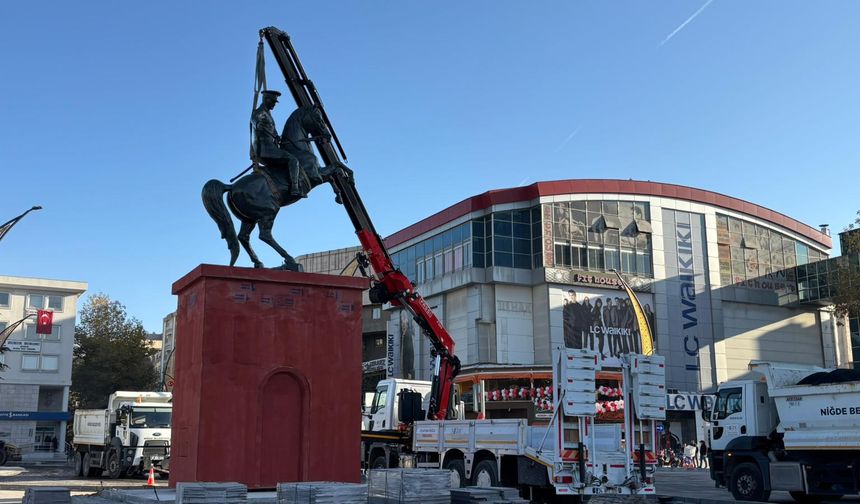 Niğde’de Atatürk Heykeli yeni yerine taşındı