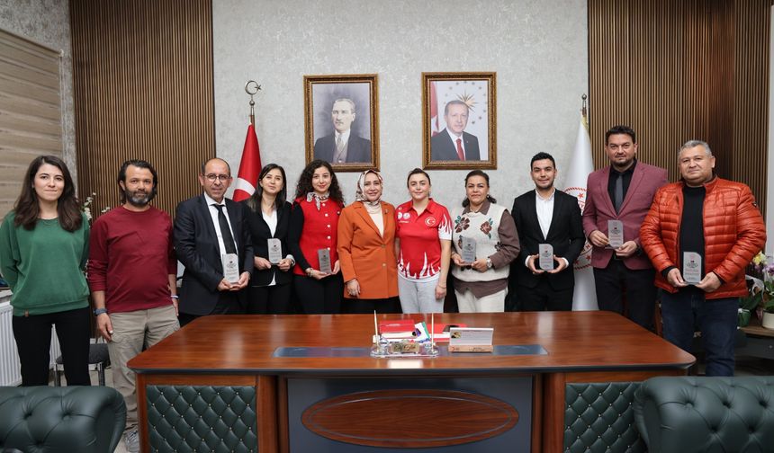 Öğretmenler Günü Masa Tenisi Turnuvasında Dereceye Giren Öğretmenlere Ödülleri Verildi