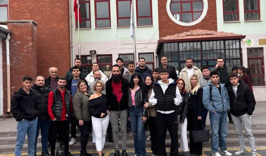 Gönüllü Kuaförlerden Çiftlik İlçesindeki Köy Okullarına Anlamlı Ziyaret