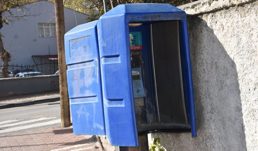 Bir Zamanların İletişim Simgesi Telefon Kulübeleri Artık Nostaljiye Dönüştü