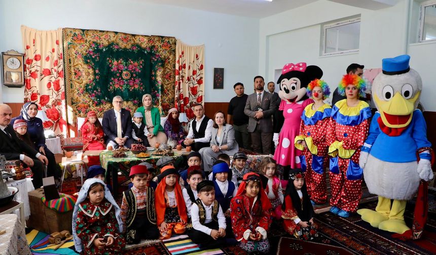 Vali Cahit Çelik ve Eşi Nermin Çelik Asım Zeynep Ecemiş İlkokulu'nun Cumhuriyet Coşkusuna Katıldılar