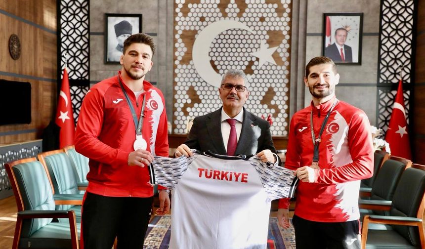 Deaflympics Madalyalı Niğdeli Güreşçilerden Vali Çelik’e Ziyaret