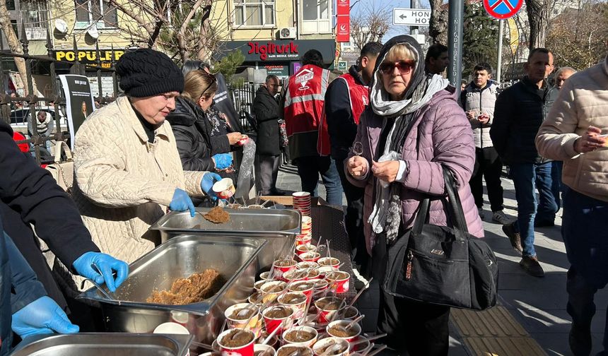 Vefat Eden Şehzadeler Belediye Başkanı Gülşah Durbay Anısına Niğde'de Helva Dağıtıldı