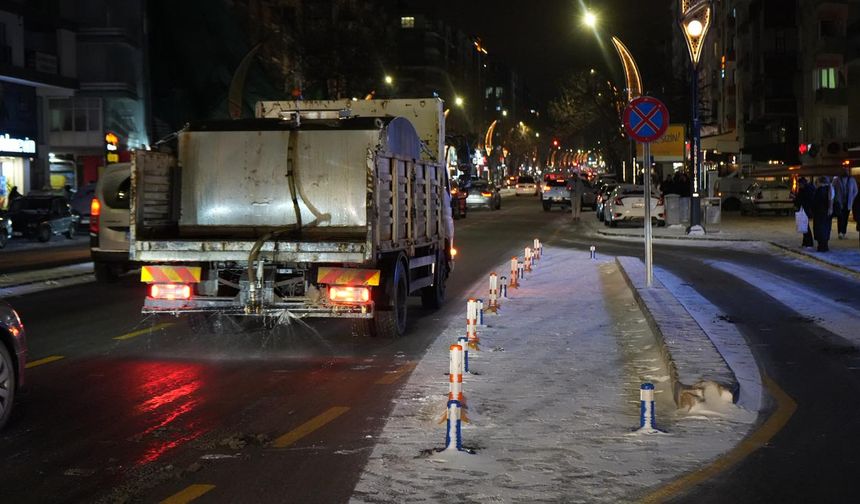 Niğde Belediyesi Karla Mücadelede Kesintisiz Mesai Yaptı