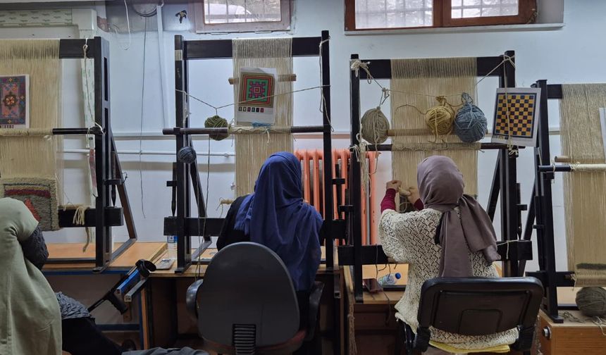Niğde’de Halı Dokuma Geleneği Halk Eğitim Merkezinde Yaşatılıyor