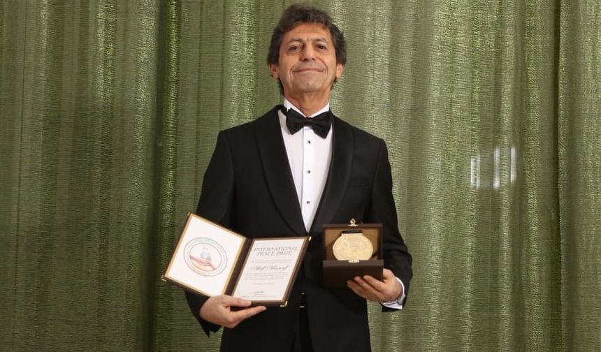 Dünyaca Ünlü Yazar Akif Manaf 2025 Yılı International Peace Prize Ödülü’nü Aldı