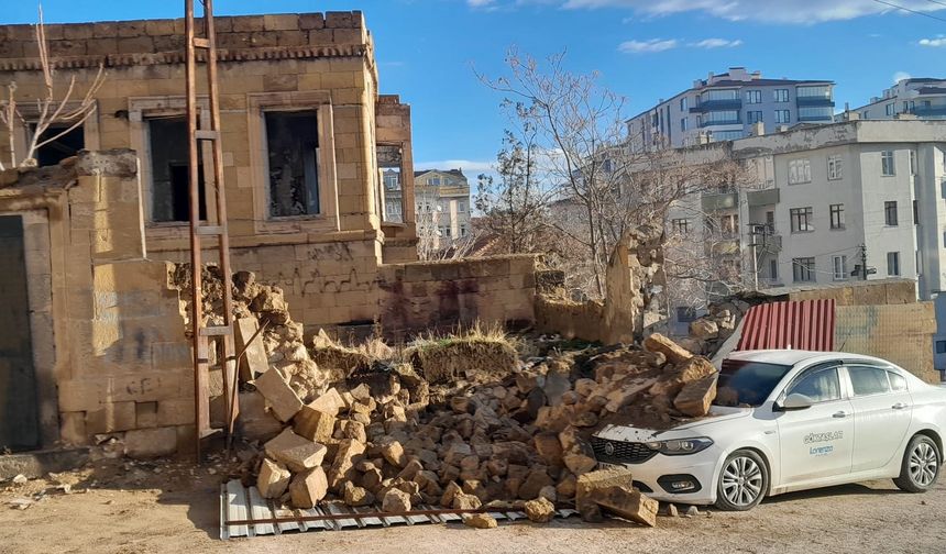 Tarihi Evin Duvarı Otomobilin Üzerine Devrildi