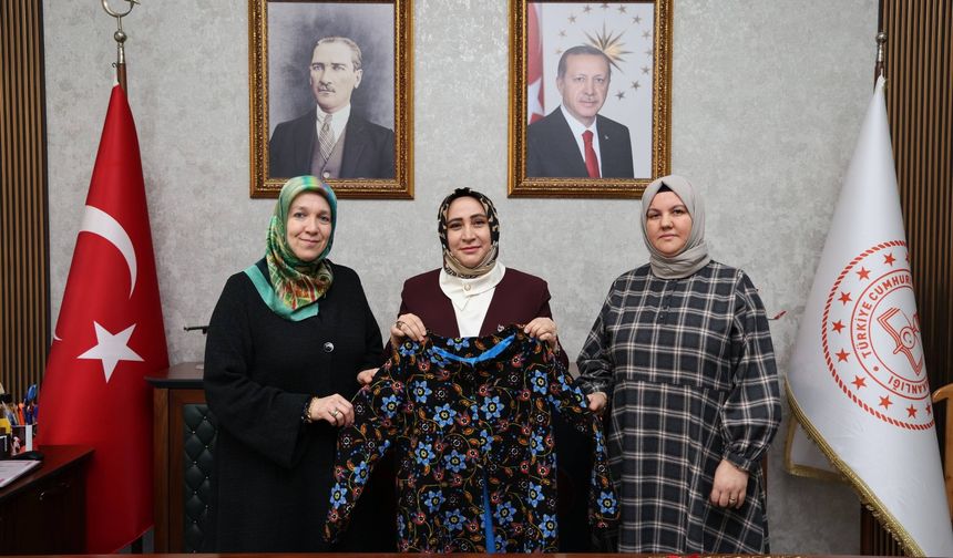 “Çift Taraflı Kullanılıp Çantaya Dönüşebilen Ceket”e Tescil Belgesi