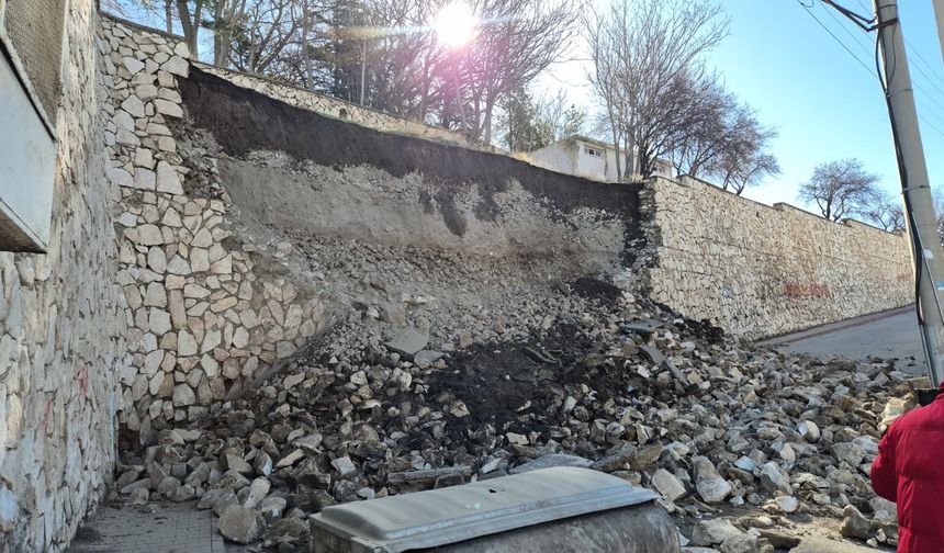 Niğde Kalesi'nin istinat duvarı çöktü