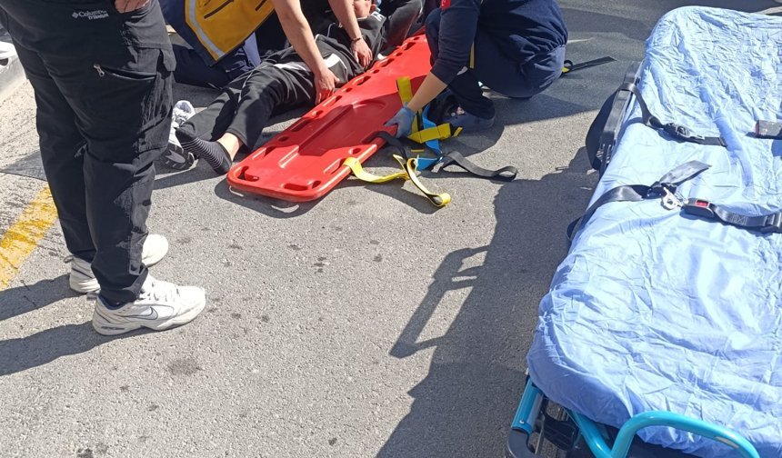 Yayaya çarpmamak için manevra yapan sürücü kaldırıma çarptı