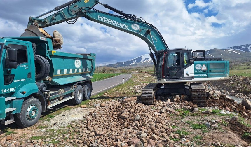 Sultanpınarı Köyü’nde Dere Islah ve Tahkimat Çalışmaları Sürüyor