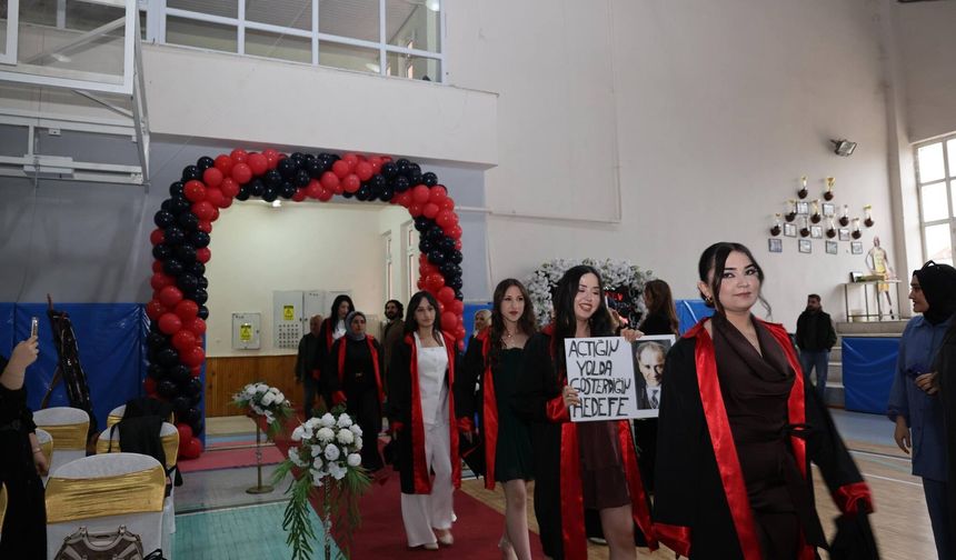 Yunus Emre Anadolu Lisesi’nde Mezuniyet Coşkusu