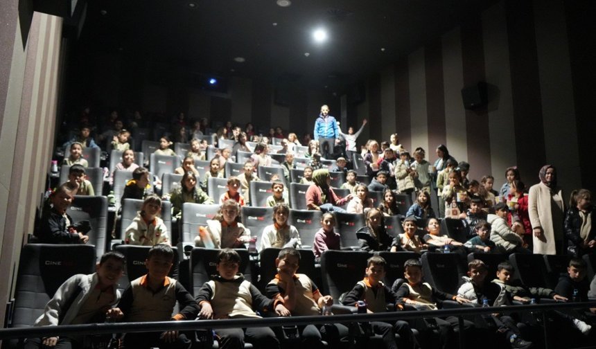 Başkan Özdemir’den 23 Nisan Yıldızlarına Sinema Sürprizi