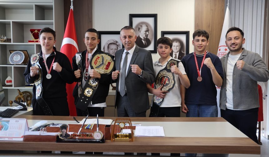 Muaythai Sporcularımızdan Türkiye Dereceleri ve Profesyonel Arenada Büyük Başarı