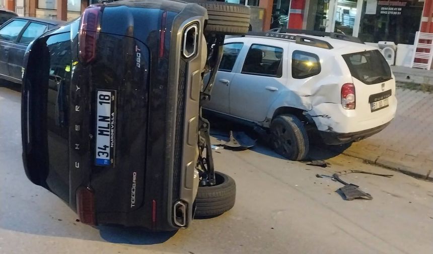 Park Halindeki Araca Çarpan Otomobil Kazaya Neden Oldu: 2 Yaralı