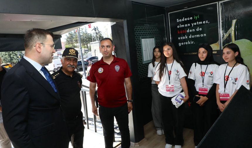 NARKO Tır Niğde’de Vatandaşlarla Buluştu
