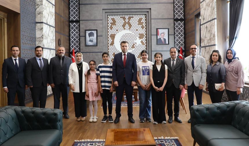 TÜBİTAK Başarısı Gösteren Öğrenciler Valilikte Ağırlandı