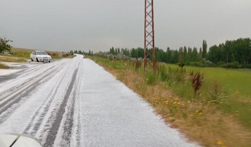 Dolu Yağışı Dikilitaş ve Dündarlı’yı Beyaza Bürüdü
