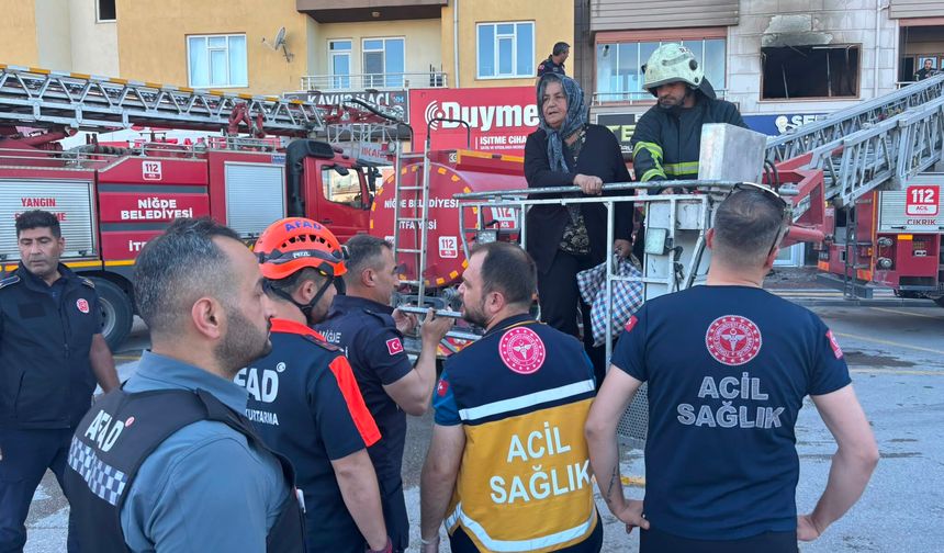 Niğde'de Apartman Yangını: 3 Kişi Dumandan Etkilendi