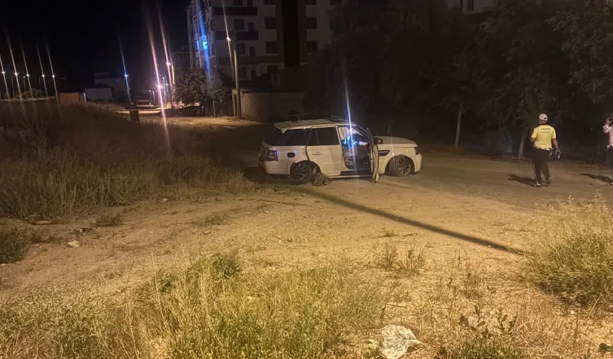 Direksiyon Hakimiyetini Kaybeden Sürücü Kaza Yaptı: 2 Yaralı