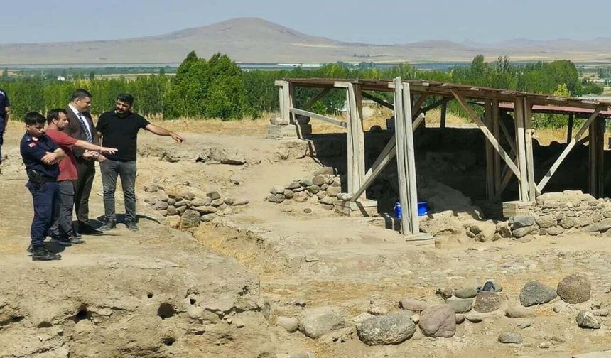 Altunhisar Kaymakamı Turan, Kınık Kazısı Alanında İncelemelerde Bulundu