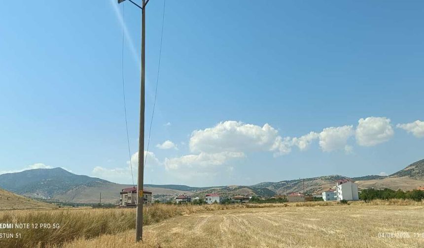 Kayırlı Köyü’nde Tehlike Saçan Elektrik Telleri Tepki Çekiyor