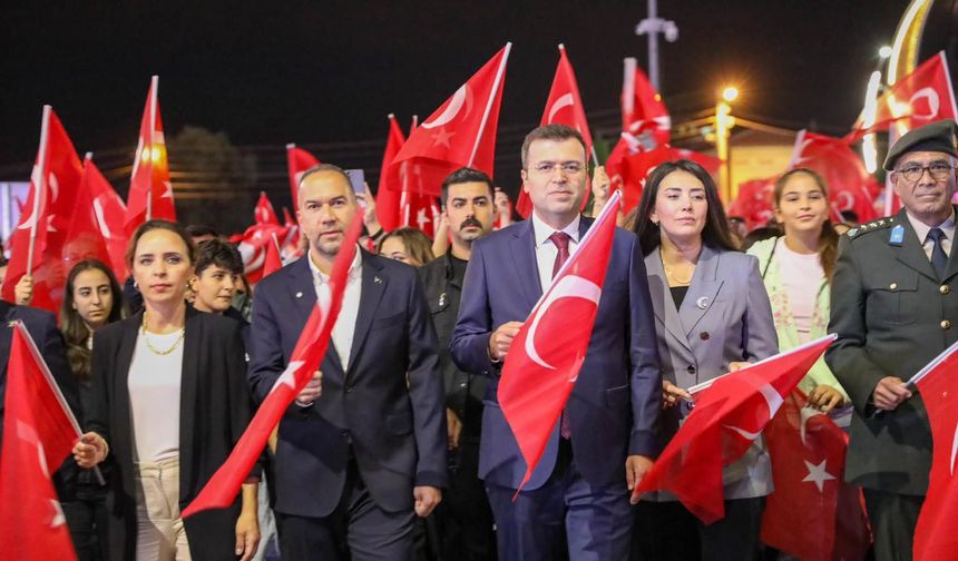 30 Ağustos Coşkusu Fener Alayıyla Taçlandı