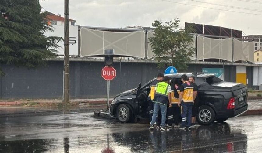 Otomobil Orta Refüje Çıktı: Anne ve Çocuk Yaralandı