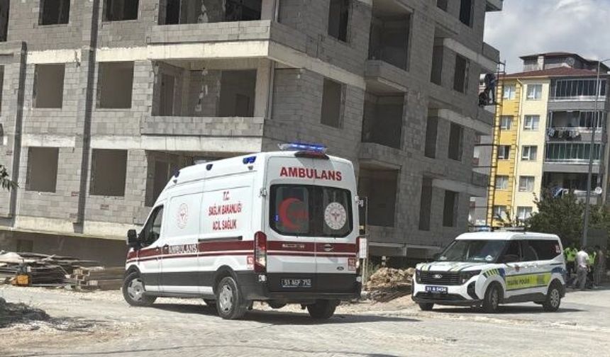 İnşaat alanının duvarından aşağı düşen motosikletli yaralandı