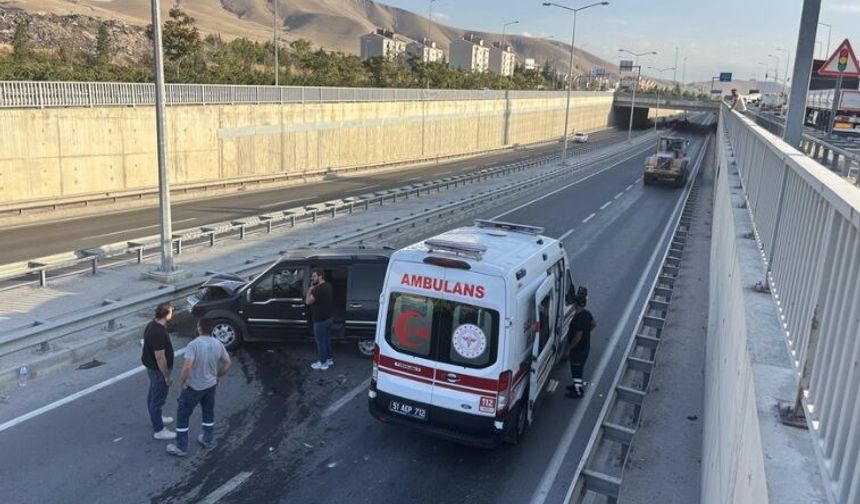 Hafif Ticari Araç ile İş Makinesi Çarpıştı
