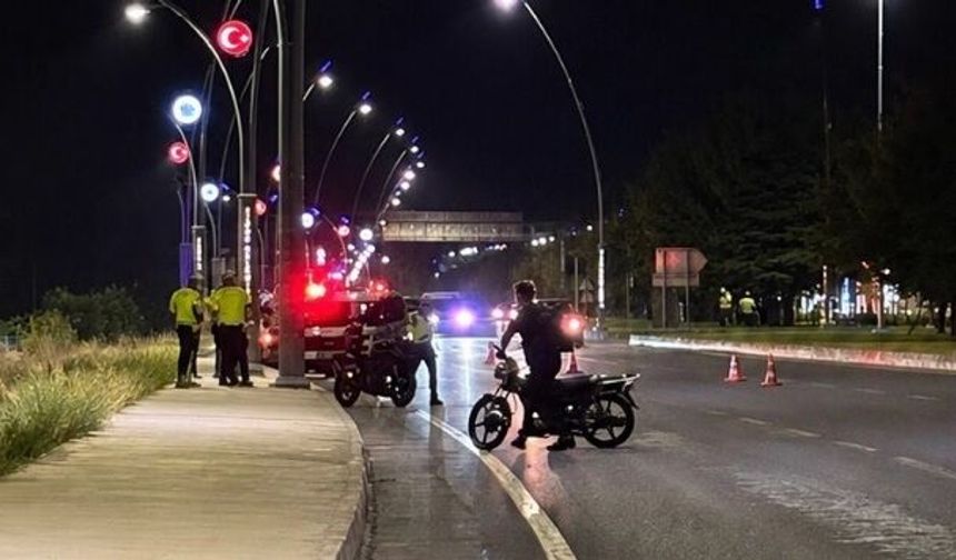 Hafif Ticari Araç ile Motosiklet Çarpıştı: 1 Yaralı
