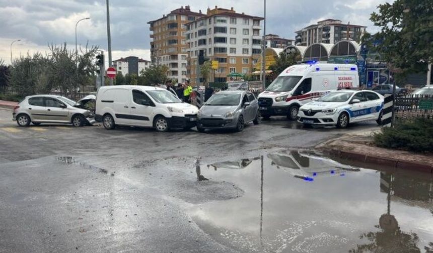 Yağış Kazayı Beraberinde Getirdi: 3 Araç Çarpıştı, 1 Yaralı