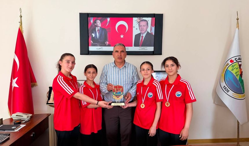 Çamardı’nın “Altın Kızları” Başkan Pınar’ı Ziyaret Etti